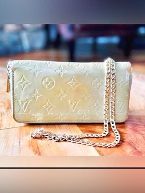 Louis Vuitton monogram, patent leather vintage zippy wallet with unbranded chain